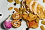Insalata di galletto con noci, uvetta e mela caramellata