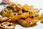 Insalata di galletto con noci, uvetta e mela caramellata